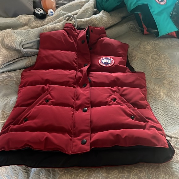 Red Canada goose vest puffer size small. - Picture 3 of 4